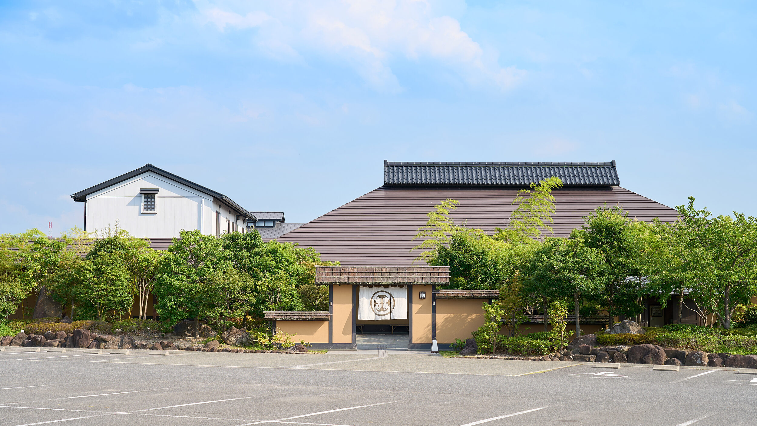 古民家風の佇まいが魅力の瀬戸内温泉たまの湯外観