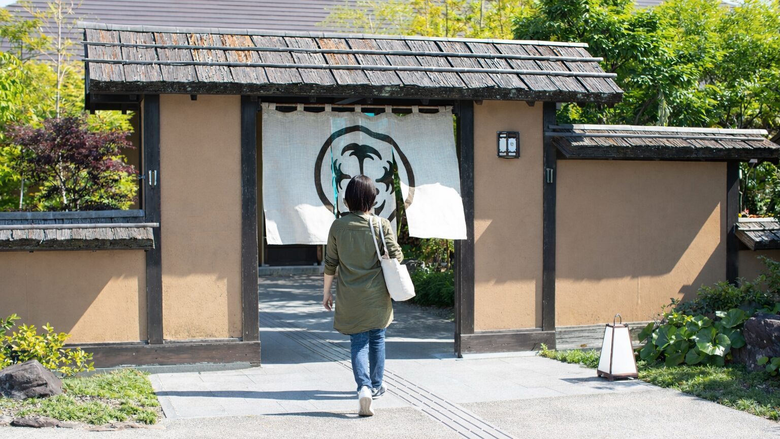 自分の時間を大切にする温泉一人旅のイメージ