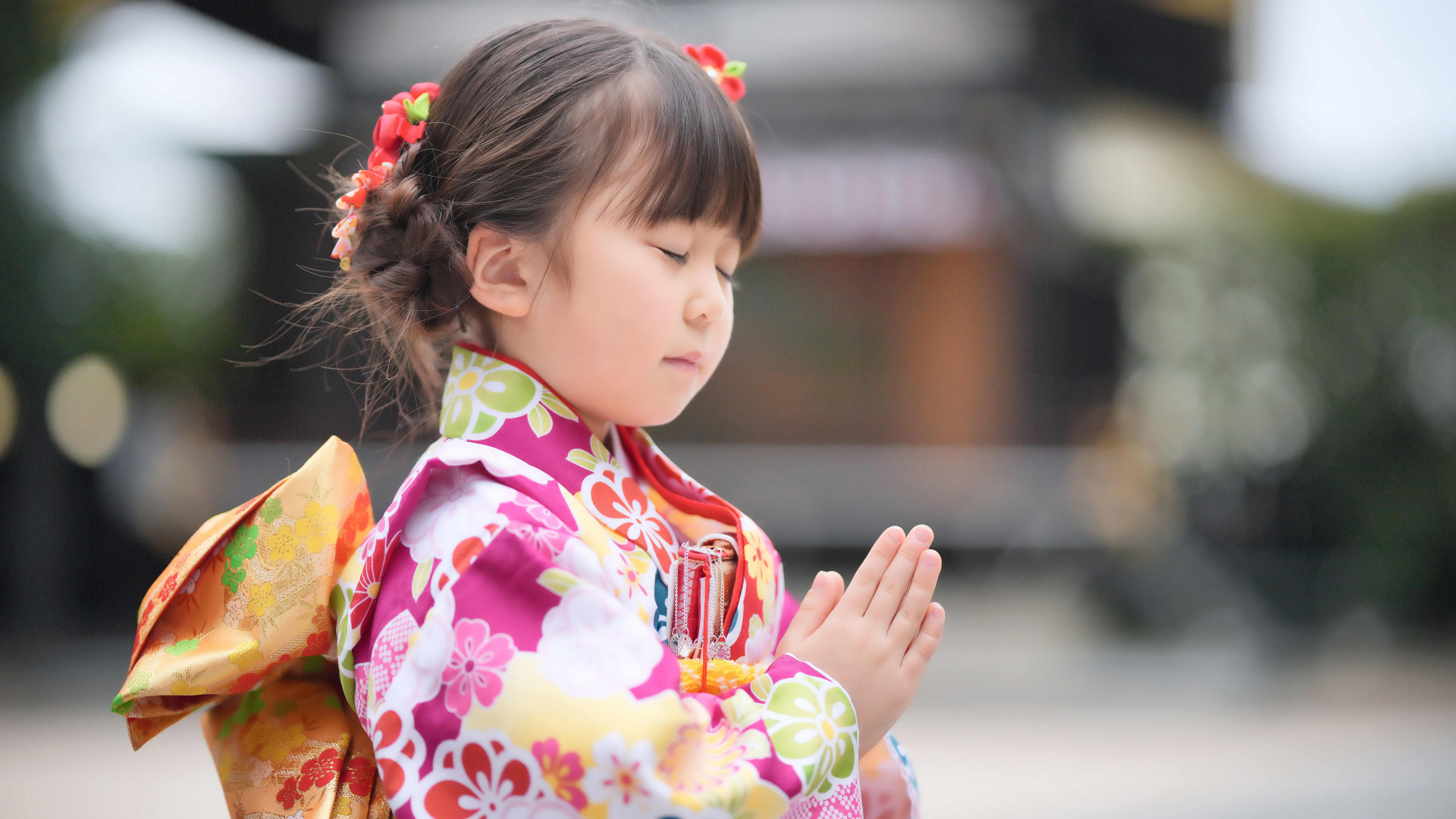 七五三で神社にお参りする晴れ着姿のお子さま