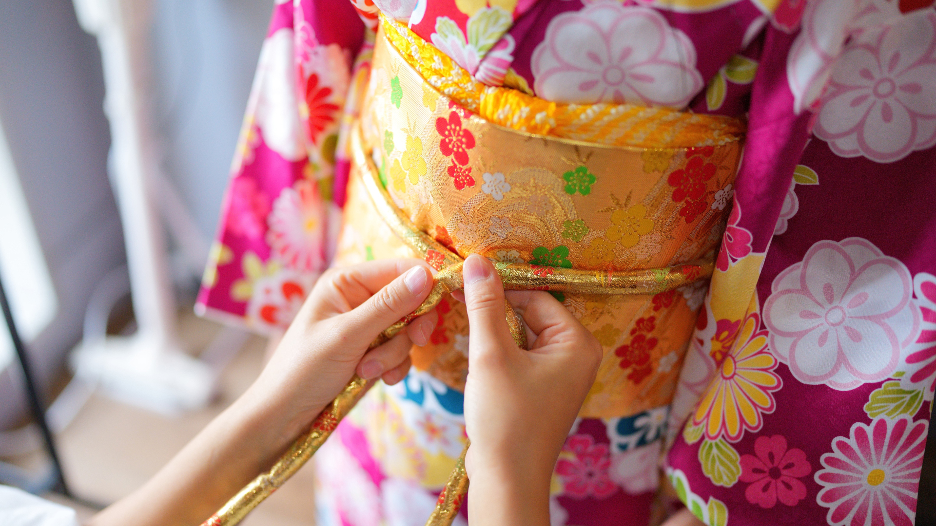 七五三の晴れ着の着付けをする様子