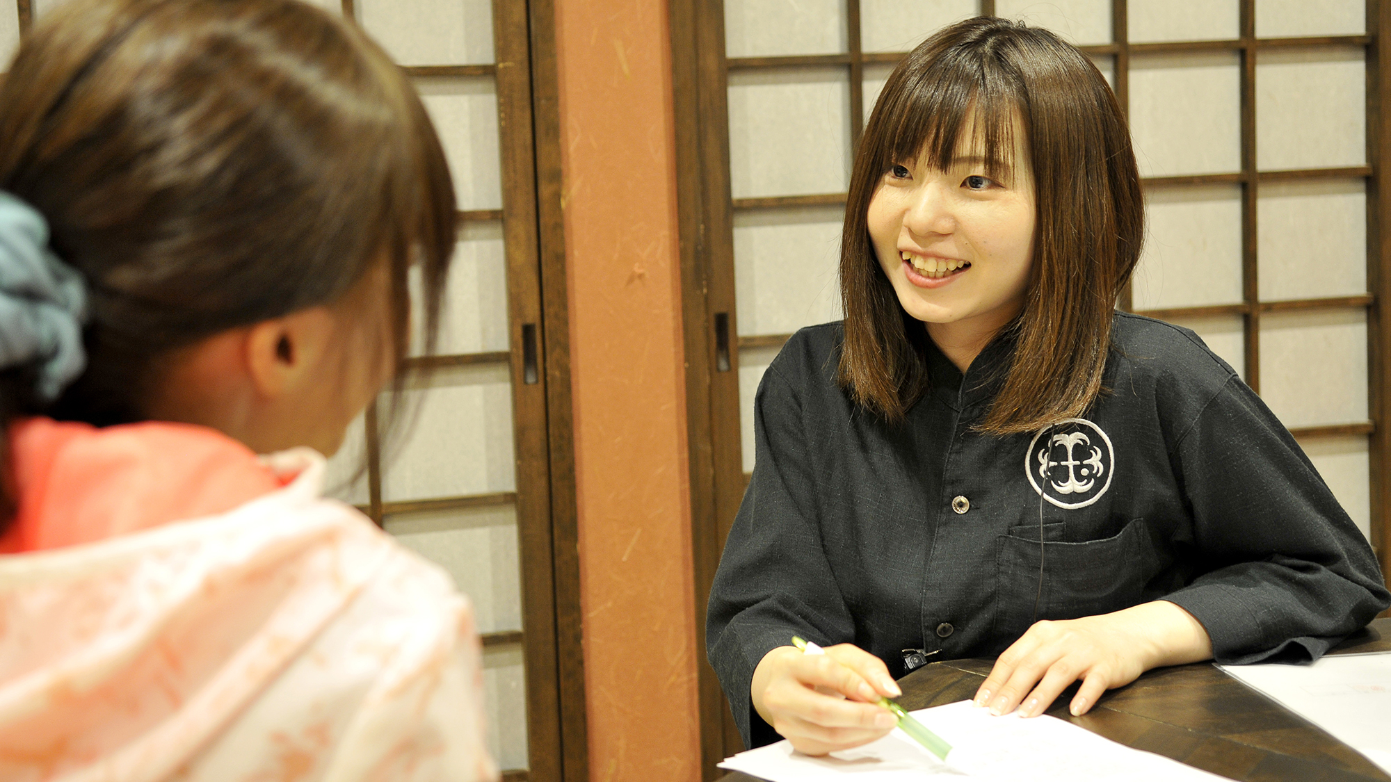 同窓会の会場選びや人数について相談する幹事様