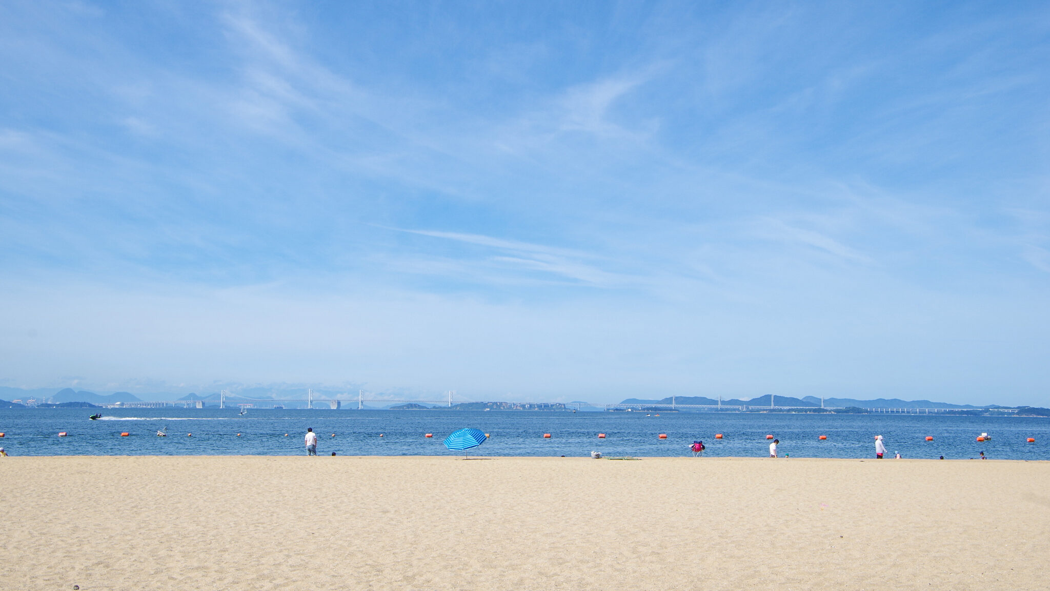 白砂青松の海岸線が広がる渋川海岸