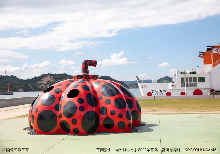 直島の屋外アート作品「赤かぼちゃ」