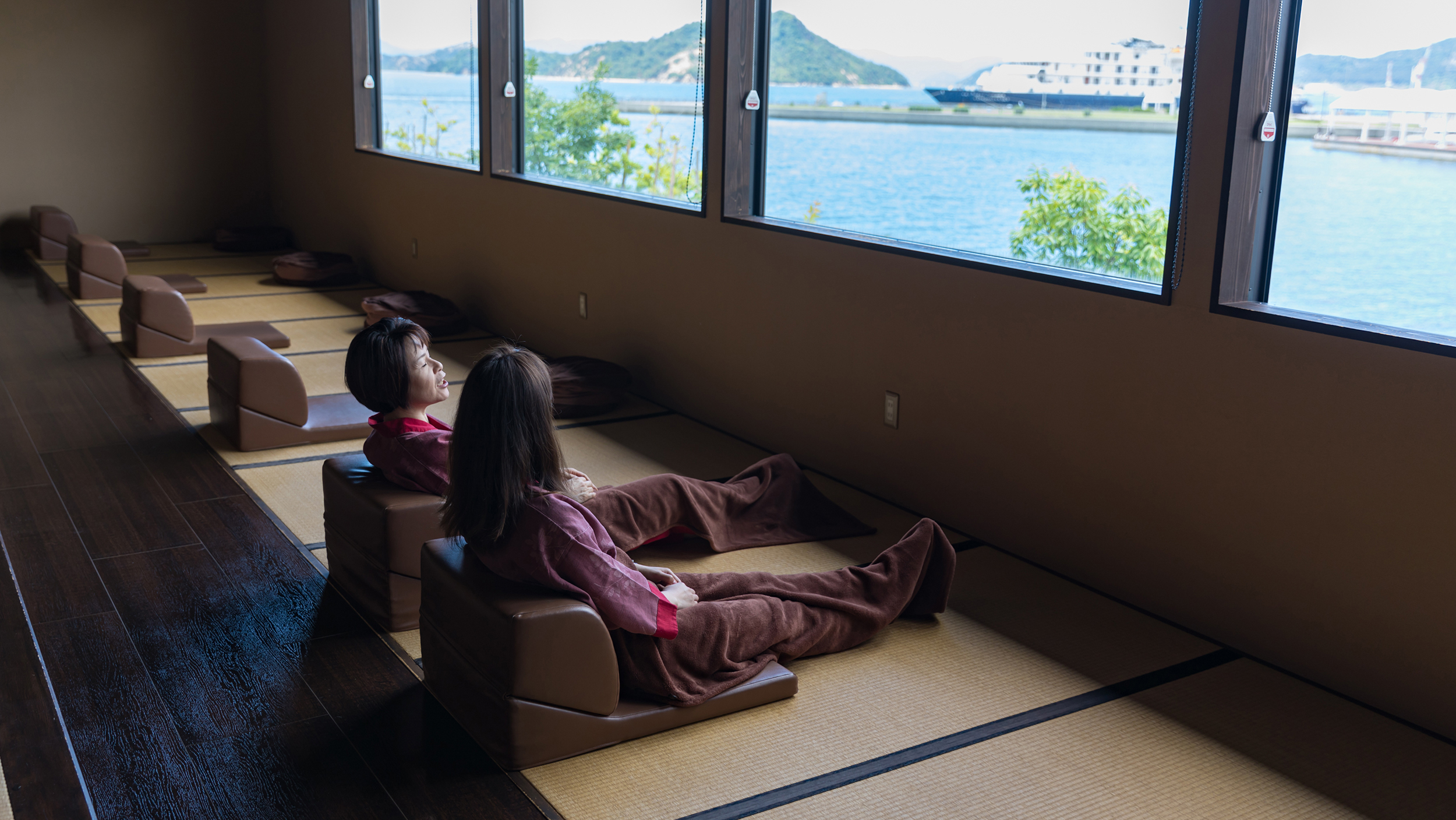 瀬戸内温泉たまの湯で瀬戸内海を眺めながらくつろぐ様子